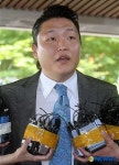 가수 싸이 검찰에 나와