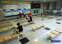 평소와 다르게 한가한 신촌역사