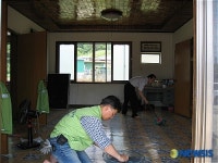 마을회관 정리하는 농촌공사 직원들