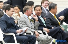 이야기 나누는 권영세 의원과 워윅 모리스 영국대사