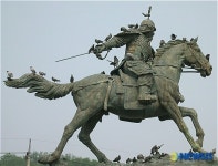 강감찬장군 동상에 버릇없는(?) 비둘기들