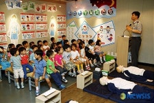 응급처치 교육받는 어린이들