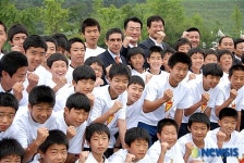 파이팅 외치는 고트비 코치와 유소년 축구선수들