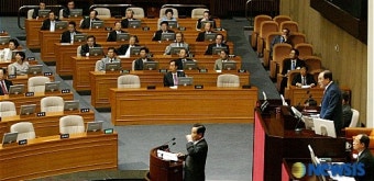 의원들 제지하는 임채정국회의장