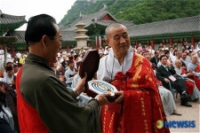 천태종 상징 선물로 전하는 주정산 총무원장