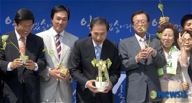 민경이 콩 화분 받고 인사하는 이명박 예비후보