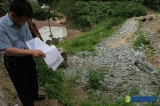 불법으로 매립된 건설폐기물 확인하는 홍천군 관계자