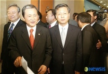 회견장 빠져 나가는 정대철, 김덕규, 최성
