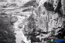 서산 마애삼존불상 ,국보84호로 지정 , 보호각 없는 자연채광의 미소가 아름답다.