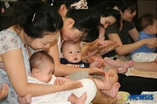 광진구청, 사랑의 아기마사지 교실 운영