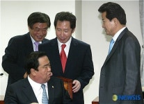 인사 나누는 문희상, 이원영, 김근태, 정동영