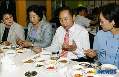 여성의원들과 함께 식사하는 이명박