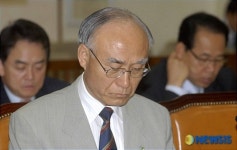 보고자료 검토하는 리겸 부총김신일 교육인적자원부 장관