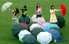 장마소강, 우산 건조시키는 학생들