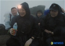 천왕봉 오른 손학규 전 경기지사