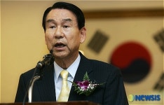 개회사하는 김명섭 이사장