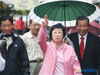 여수 수산시장 찾은 한명숙 전 총리