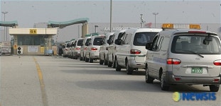 화물청사 안으로 들어가는 앰블란스