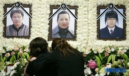 영정을 보며 오열하는 조문객들