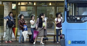 비내리는 장마철 버스 정거장 풍경