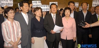 사학법안 처리에 기자회견하는 의원들