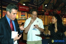 2007 뉴욕식품박람회 - 갈비 시식하는 외국인