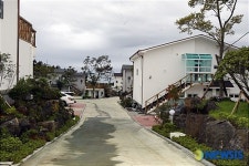 천연옥으로 꾸민 이색 펜션 제주에 등장