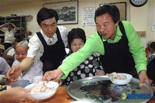 무료급식 봉사하는 손학규 전 지사