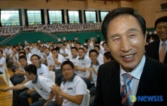 제주 오현고 방문한 이명박