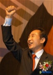 주먹 불끈 쥔 이명박