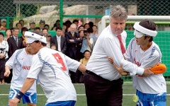 “잡지 마…” 시각장애인 축구 체험하는 히딩크