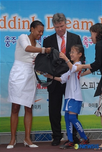 “고맙습니다” 히딩크 선물 받는 맹아 축구선수