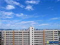 푸른하늘과 아파트의 조화