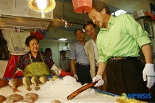 손학규 전 지사, 자갈치시장 방문