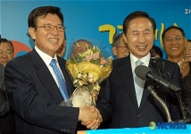 밝은 미소의 김덕룡-이명박