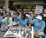 뉴코아 강남점에서 규탄집회 벌이는 노동 조합원들