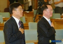 국민의례하는 김의원과 최의원