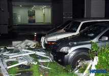 파편 널려있는 아파트형공장 주차장