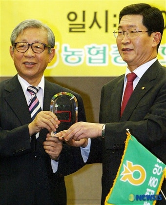 감사패 전달하는 정용근 대표이사와 한완상 총재