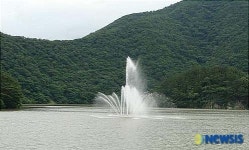 거제 동부저수지 분수에서 뿜어져 나오는 시원한 물줄기