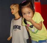 코를 꼭 막고 나가요