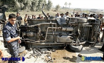 이스라엘군 공습으로 파괴된 팔레스타인 차량