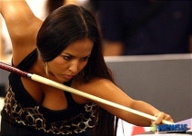 매서운 눈빛으로