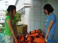 폭염 속 도시락 배달하는 학생들