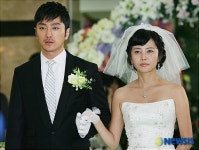 극중 신부 추상미의 긴장된 모습