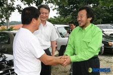 주민들과 인사나누는 손학규 전 지사