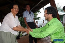 주민들과 인사나누는 손학규 전 지사