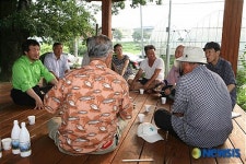 주민들과 대화나누는 손학규 전 지사