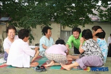 주민들과 인사나누는 손학규 전 지사