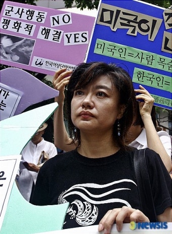침통한 표정의 기자회견 참석자